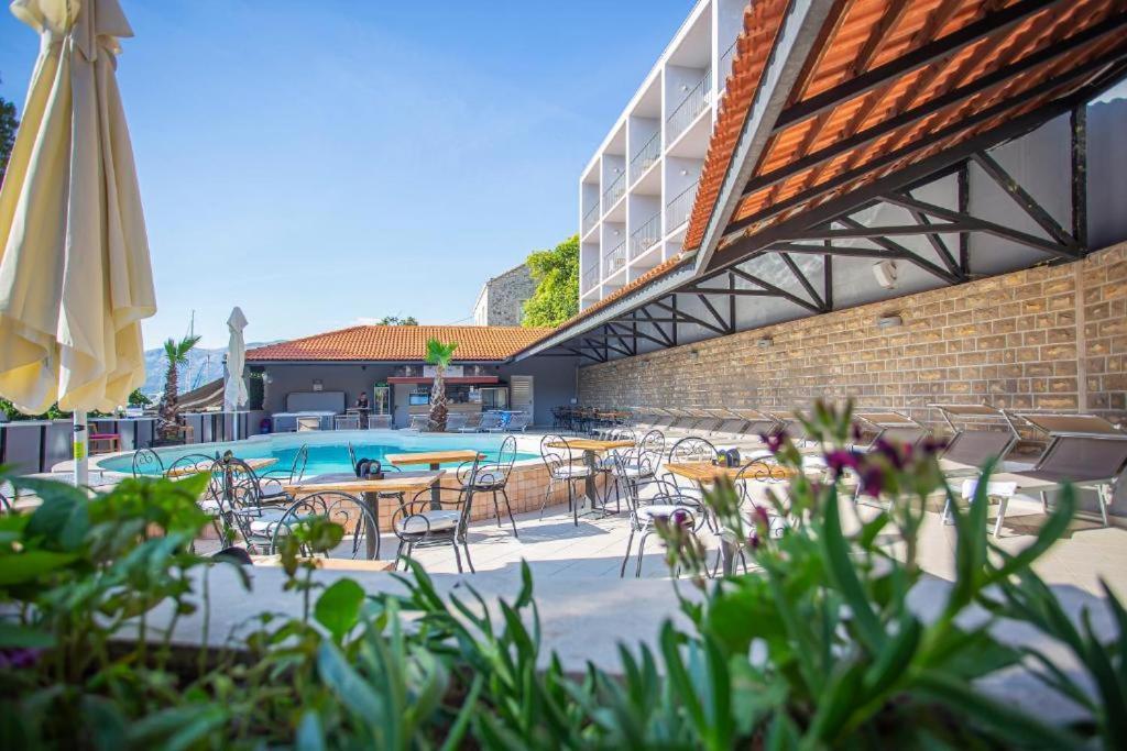 Hotel Lumbarda Extérieur photo