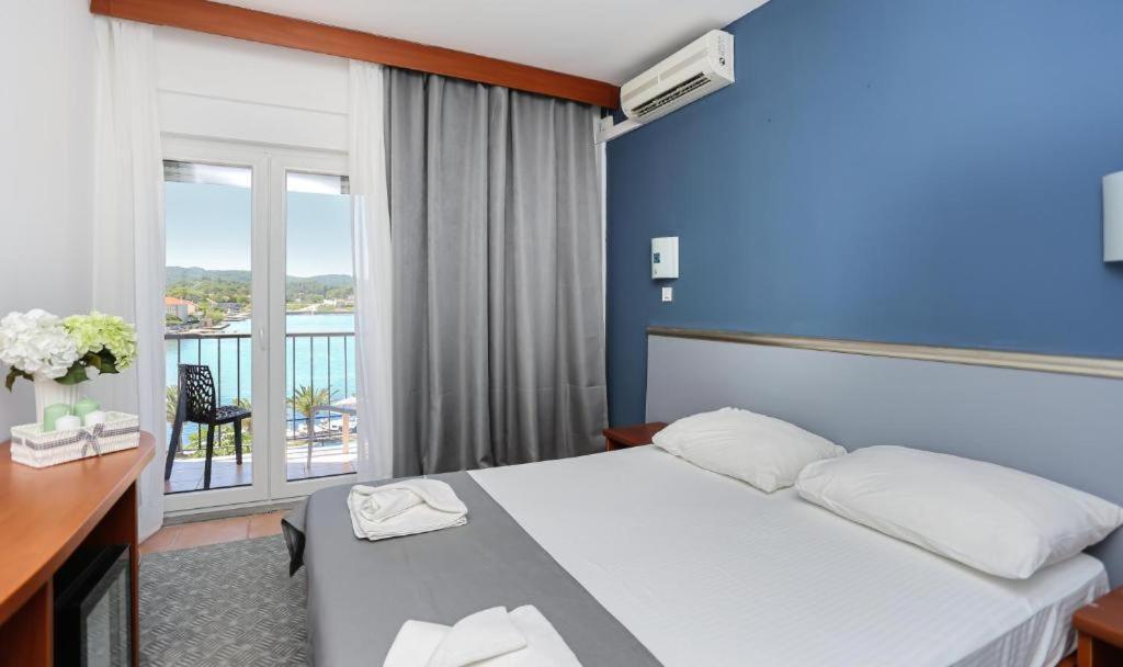 Hotel Lumbarda Extérieur photo