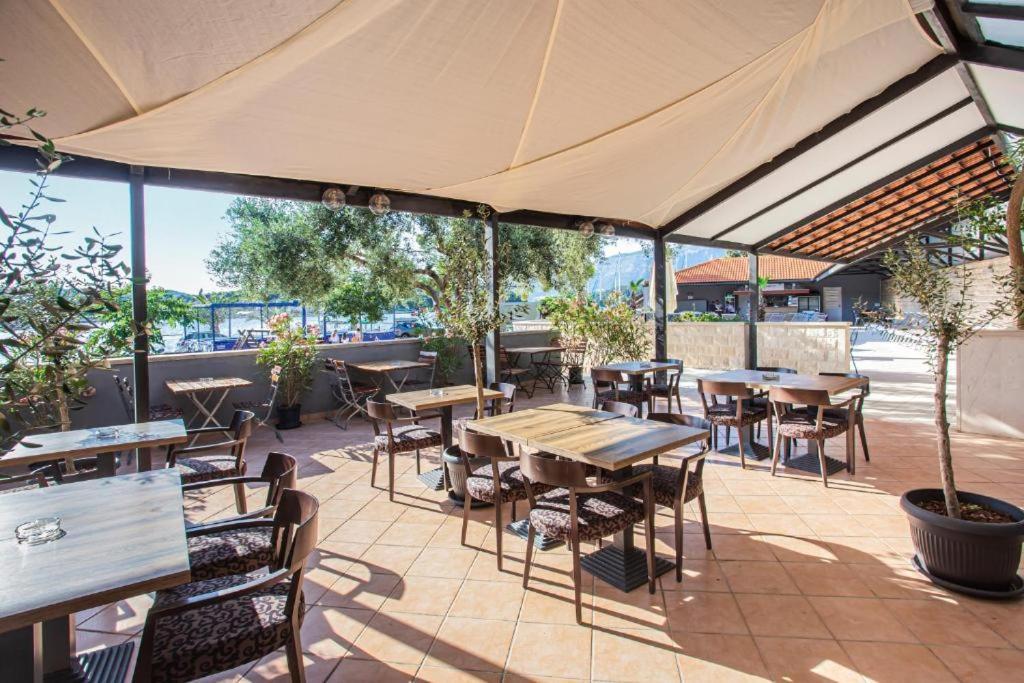 Hotel Lumbarda Extérieur photo
