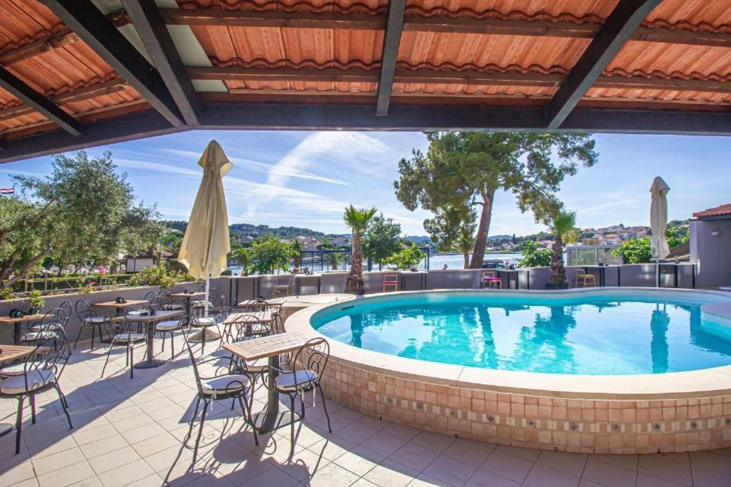Hotel Lumbarda Extérieur photo