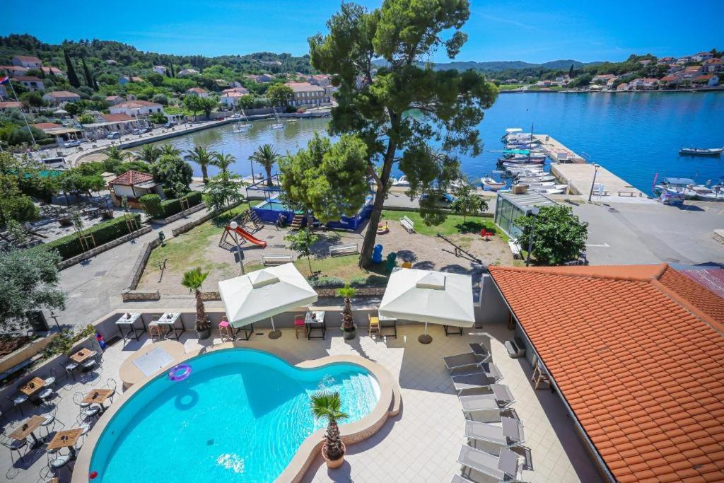 Hotel Lumbarda Extérieur photo