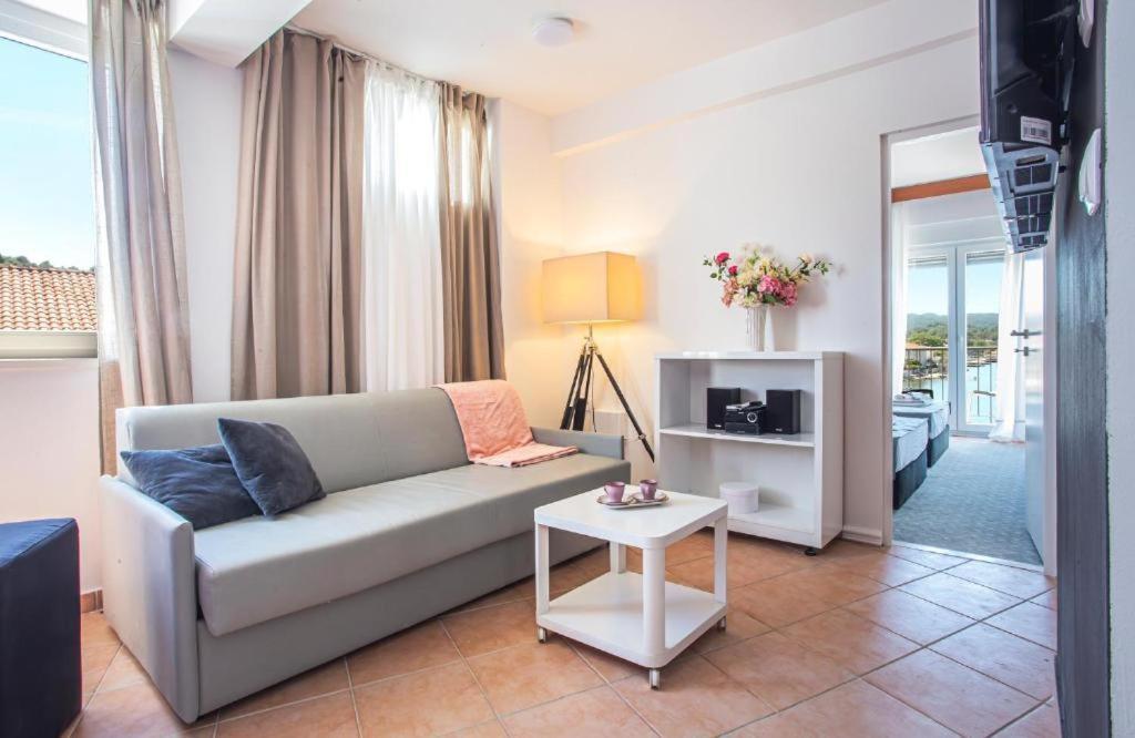 Hotel Lumbarda Extérieur photo
