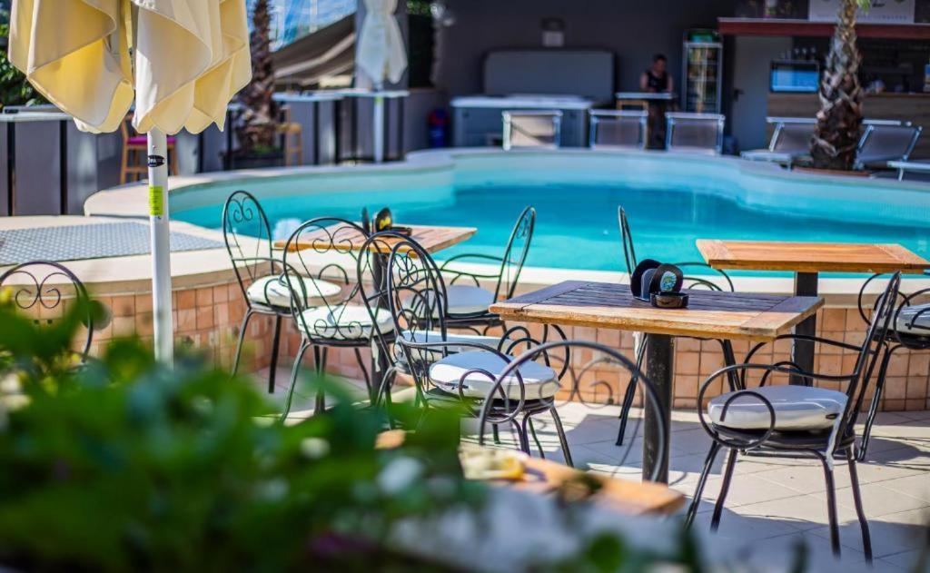 Hotel Lumbarda Extérieur photo