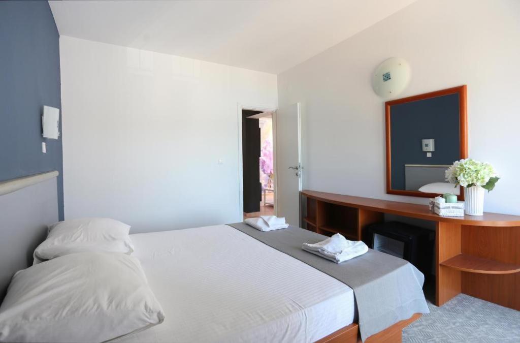 Hotel Lumbarda Extérieur photo