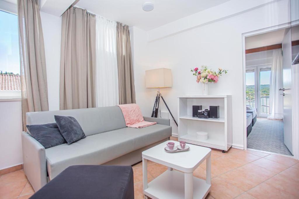 Hotel Lumbarda Extérieur photo