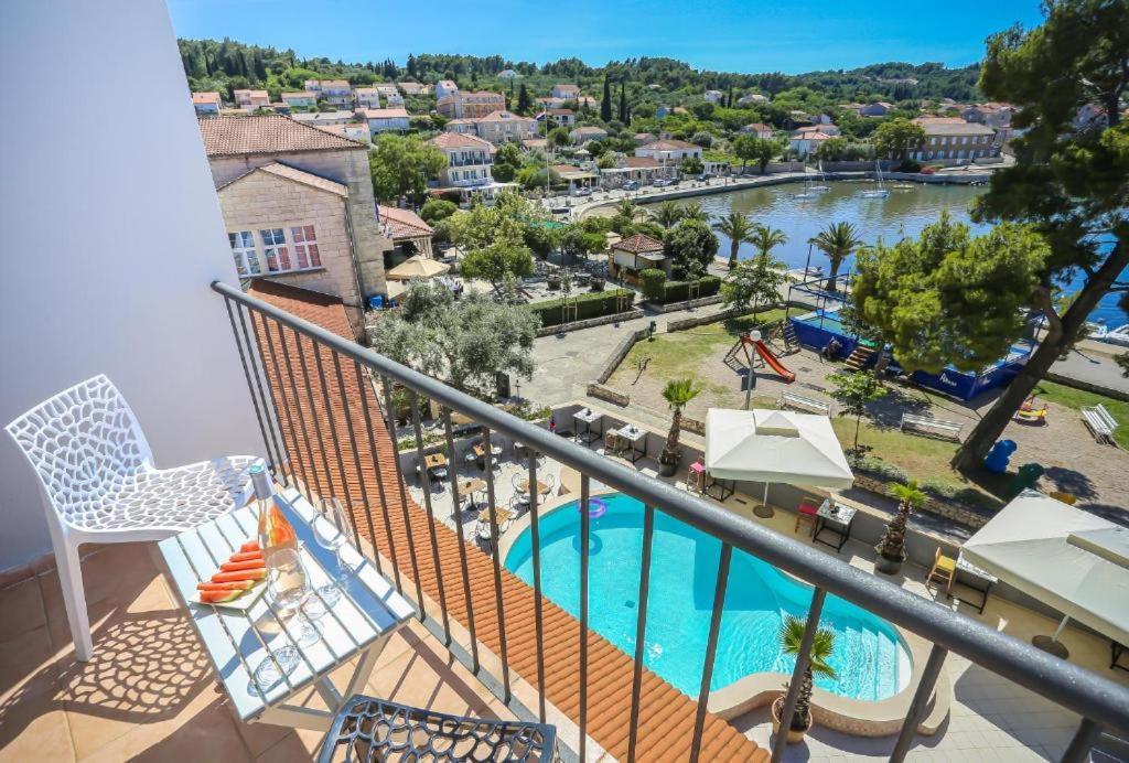 Hotel Lumbarda Extérieur photo