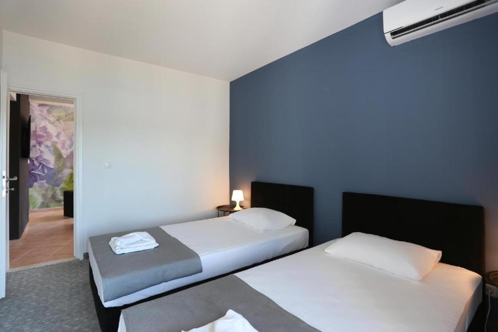 Hotel Lumbarda Extérieur photo