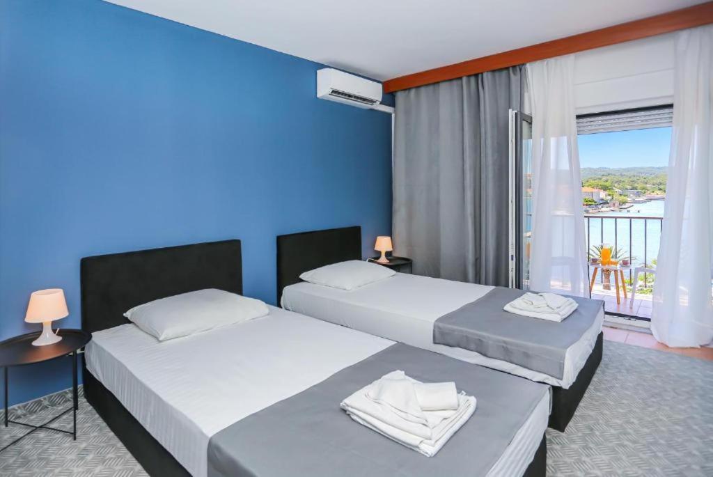 Hotel Lumbarda Extérieur photo