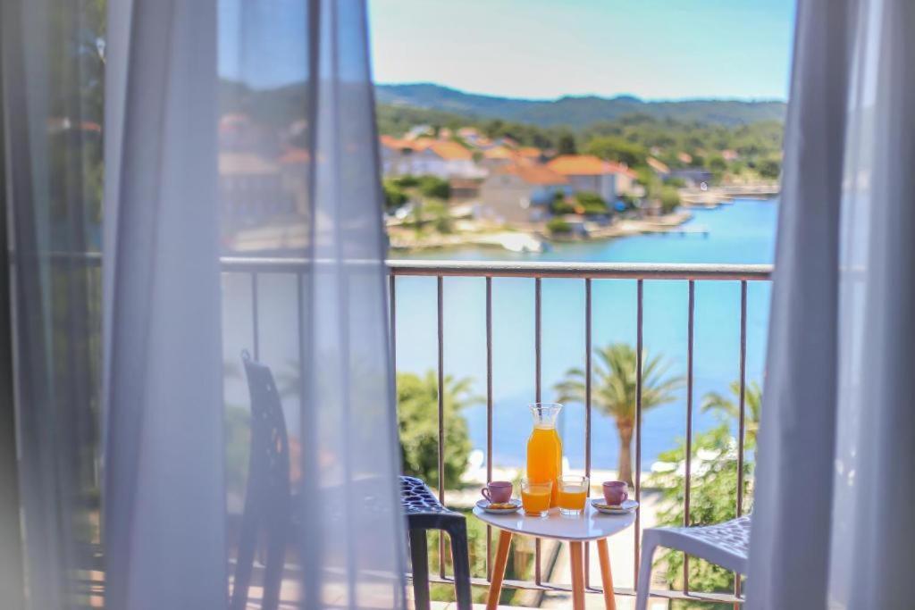 Hotel Lumbarda Extérieur photo