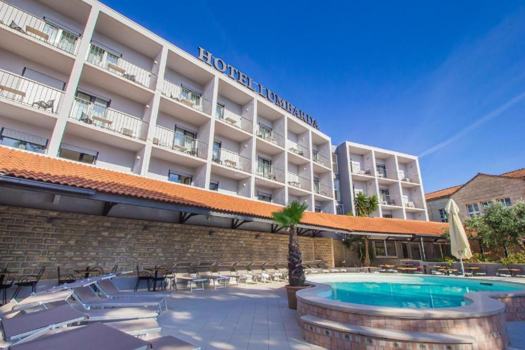 Hotel Lumbarda Extérieur photo