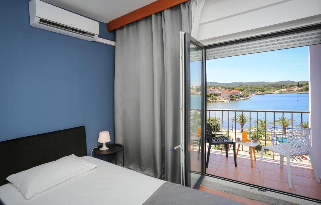 Hotel Lumbarda Extérieur photo