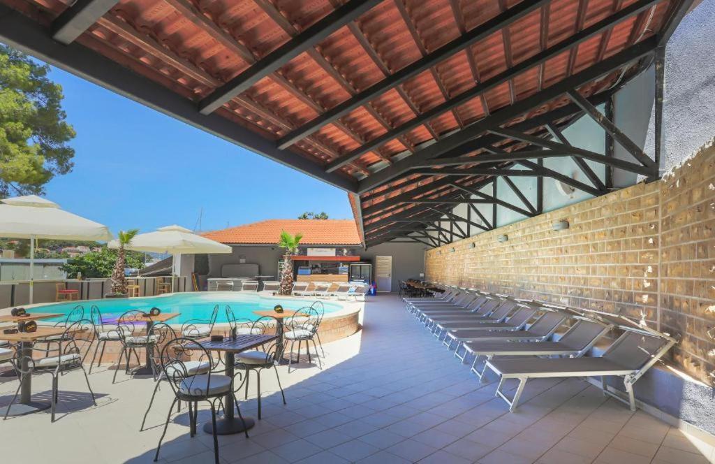 Hotel Lumbarda Extérieur photo