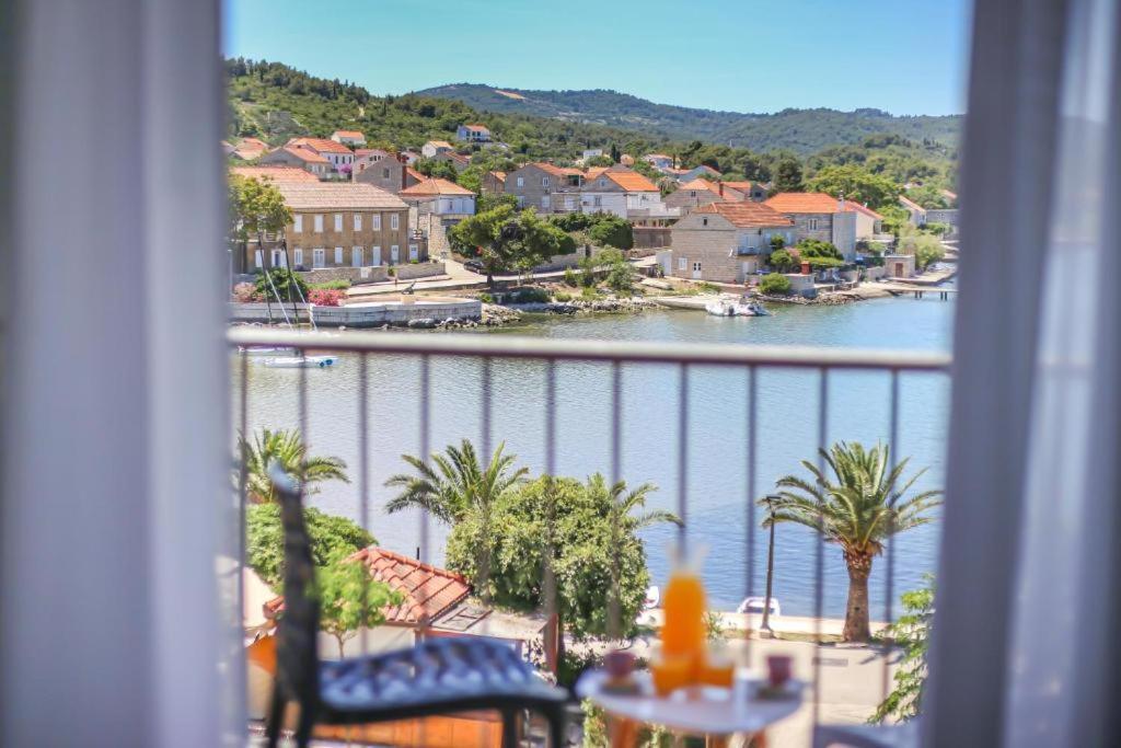 Hotel Lumbarda Extérieur photo
